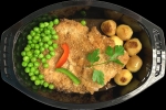 Panerad Fläskschnitzel Med Stekt Potatis, Ärtor & Rödvinssås
